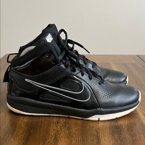 Nike Team Hustle D6 Black/White Youth Boys Basketball Shoes Size 7Y 599187-001